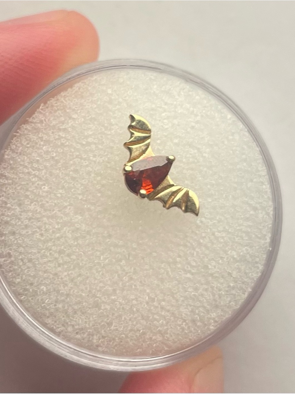 Junipurr threadless garnet and 14k yellow gold bat - Picture 2 of 2